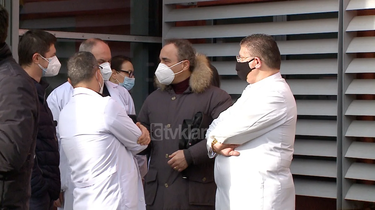 Read more about the article Protestë në sheshin përpara spitalit Nënë Tereza