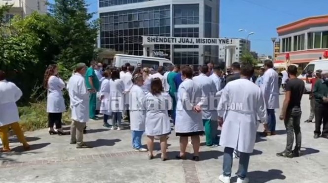 Read more about the article Reagim publik për dhunën ndaj bluzave të bardha