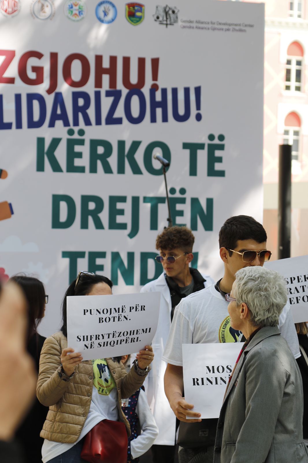 Read more about the article Solidarizim në ditën e punëtorëve, 1 Maj